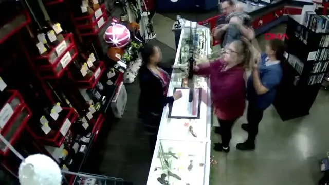 Bebeği kafa üstü düşmekten son anda kurtardı Bebeği kafa üstü düşmekten son anda kurtardı