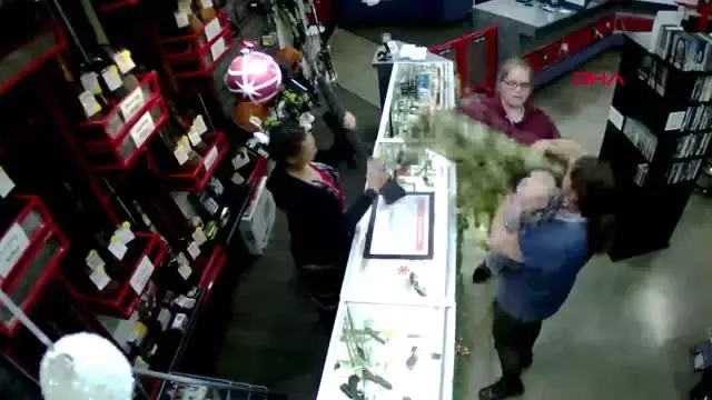 Bebeği kafa üstü düşmekten son anda kurtardı Bebeği kafa üstü düşmekten son anda kurtardı