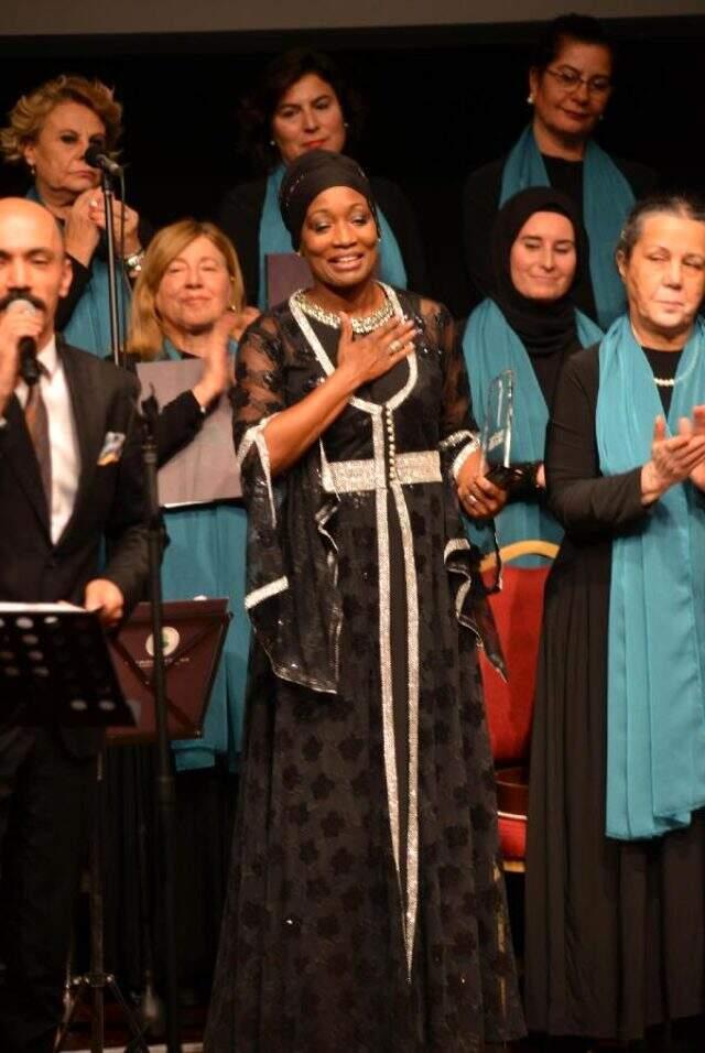 Della Miles, Mevlana'yı anma etkinliğinde ilahi söyledi