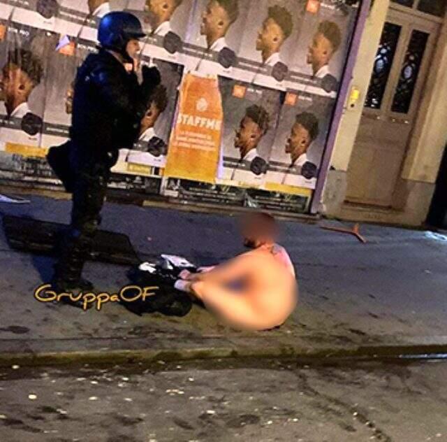Galatasaraylı taraftarlar, bir PSGli holiganı dövüp çırılçıplak soydu!