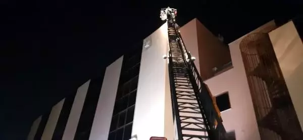 Güngören'de deri atölyesinin bacası alev alev yandı Güngören'de deri atölyesinin bacası alev alev yandı