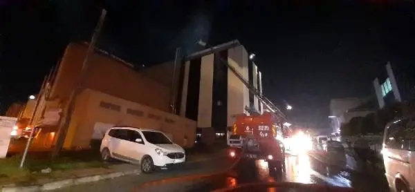 Güngören'de deri atölyesinin bacası alev alev yandı Güngören'de deri atölyesinin bacası alev alev yandı