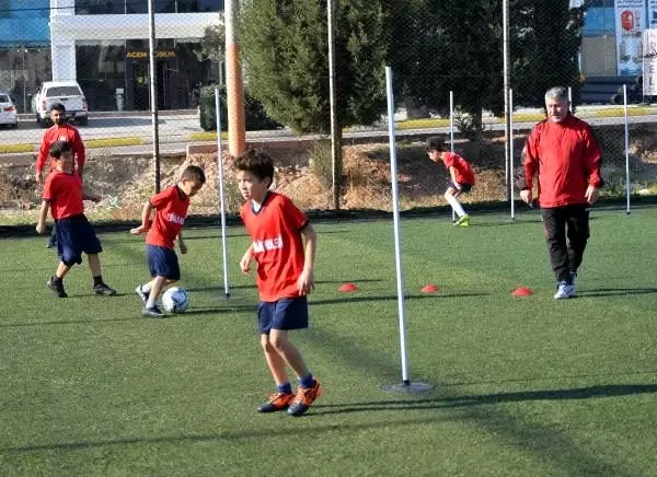 Hem muhtar hem antrenör Hem muhtar hem antrenör