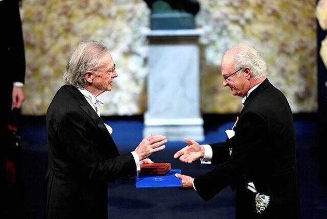İsveçli gazeteci Doctare, Peter Handke'ye tepki olarak Nobel madalyasını iade ediyor