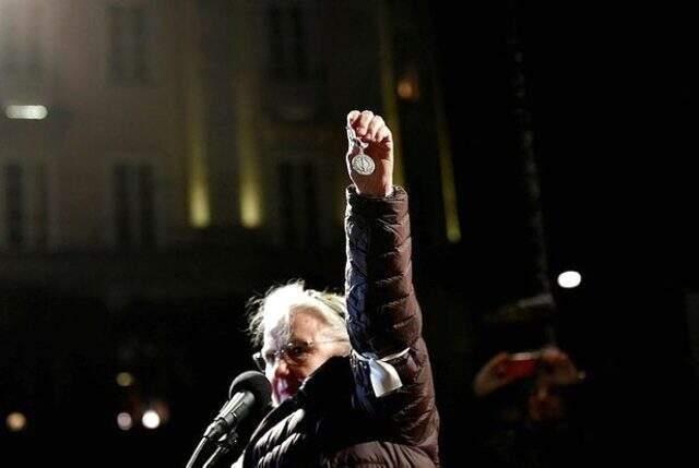 İsveçli gazeteci Doctare, Peter Handke'ye tepki olarak Nobel madalyasını iade ediyor