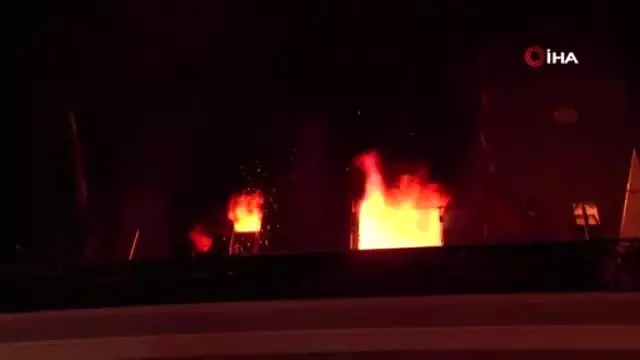 Kadıköy'de 5 katlı binada korkutan yangın Kadıköy'de 5 katlı binada korkutan yangın
