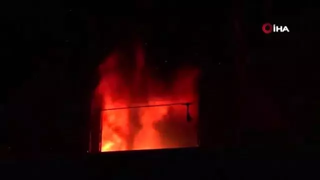 Kadıköy'de 5 katlı binada korkutan yangın Kadıköy'de 5 katlı binada korkutan yangın
