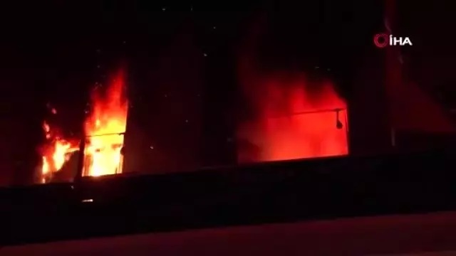 Kadıköy'de 5 katlı binada korkutan yangın Kadıköy'de 5 katlı binada korkutan yangın