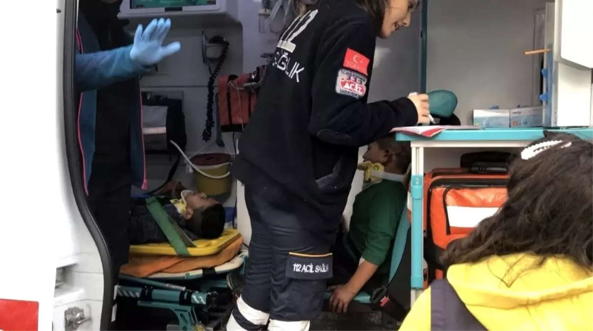 Kağıt toplayan iki kardeşe araç çarptı