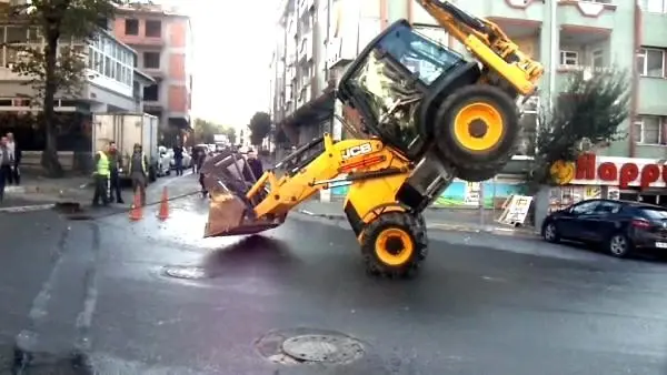Kepçeyle 'akrobatik' hareketler yapan operatöre ceza Kepçeyle 'akrobatik' hareketler yapan operatöre ceza