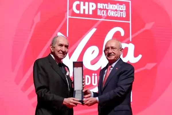Kılıçdaroğlu 4. Vefa ödülleri törenine katıldı Kılıçdaroğlu 4. Vefa ödülleri törenine katıldı