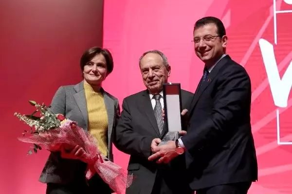 Kılıçdaroğlu 4. Vefa ödülleri törenine katıldı Kılıçdaroğlu 4. Vefa ödülleri törenine katıldı