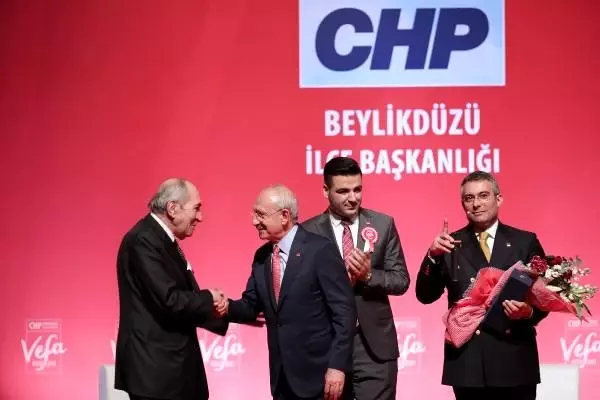 Kılıçdaroğlu 4. Vefa ödülleri törenine katıldı Kılıçdaroğlu 4. Vefa ödülleri törenine katıldı