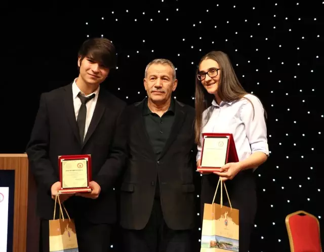 Kırşehir'de öğrenciler Neşet Ertaş türküleri okuyarak yarıştı Kırşehir'de öğrenciler Neşet Ertaş türküleri okuyarak yarıştı