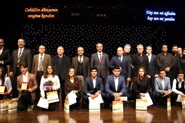 Kırşehir'de öğrenciler Neşet Ertaş türküleri okuyarak yarıştı Kırşehir'de öğrenciler Neşet Ertaş türküleri okuyarak yarıştı