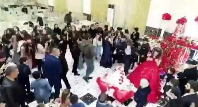 Kıskançlık krizi geçiren damat, düğünde ortalığı birbirine kattı
