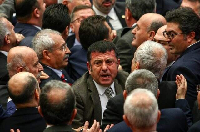 Meclis'te bütçe görüşmelerinde kavga çıktı! Vekiller birbirlerinin üzerine yürüdü