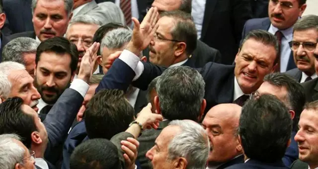 Meclis'te bütçe görüşmelerinde kavga çıktı! Vekiller birbirlerinin üzerine yürüdü Meclis'te bütçe görüşmelerinde kavga çıktı! Vekiller birbirlerinin üzerine yürüdü