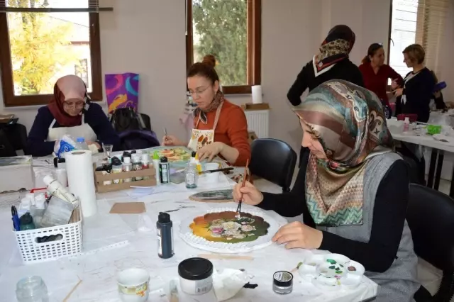 Meslek öğrenip aile bütçesine katkı sağlıyorlar