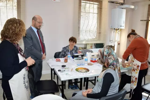 Meslek öğrenip aile bütçesine katkı sağlıyorlar Meslek öğrenip aile bütçesine katkı sağlıyorlar
