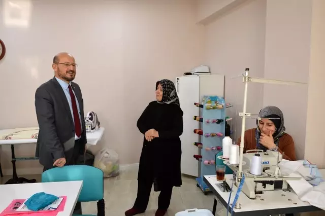 Meslek öğrenip aile bütçesine katkı sağlıyorlar Meslek öğrenip aile bütçesine katkı sağlıyorlar