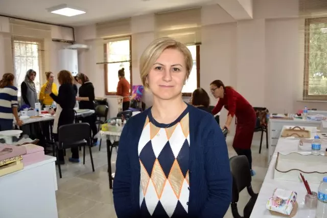 Meslek öğrenip aile bütçesine katkı sağlıyorlar Meslek öğrenip aile bütçesine katkı sağlıyorlar