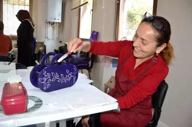Meslek öğrenip aile bütçesine katkı sağlıyorlar Meslek öğrenip aile bütçesine katkı sağlıyorlar