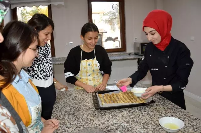 Meslek öğrenip aile bütçesine katkı sağlıyorlar Meslek öğrenip aile bütçesine katkı sağlıyorlar