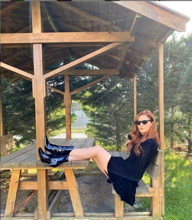 Mine Tugay'ın bacak dekolteli pozu Instagram'ı yıktı geçti
