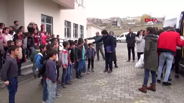 Muş çocukların çatlak ellerine merhem oldular Muş çocukların çatlak ellerine merhem oldular