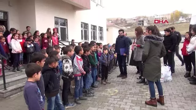 Muş çocukların çatlak ellerine merhem oldular Muş çocukların çatlak ellerine merhem oldular
