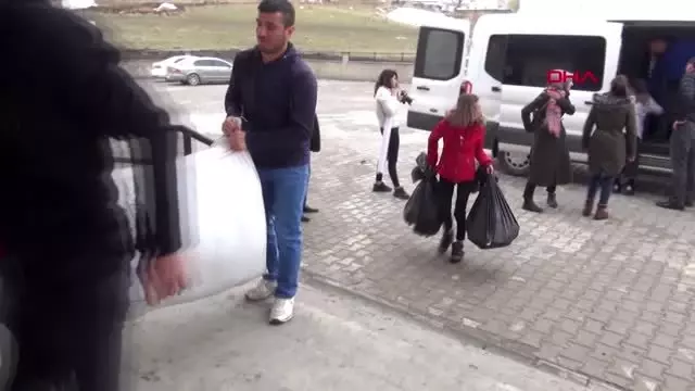 Muş çocukların çatlak ellerine merhem oldular Muş çocukların çatlak ellerine merhem oldular