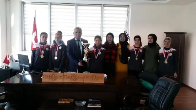OSB Teknik Koleji atletizmde kupaları topladı OSB Teknik Koleji atletizmde kupaları topladı