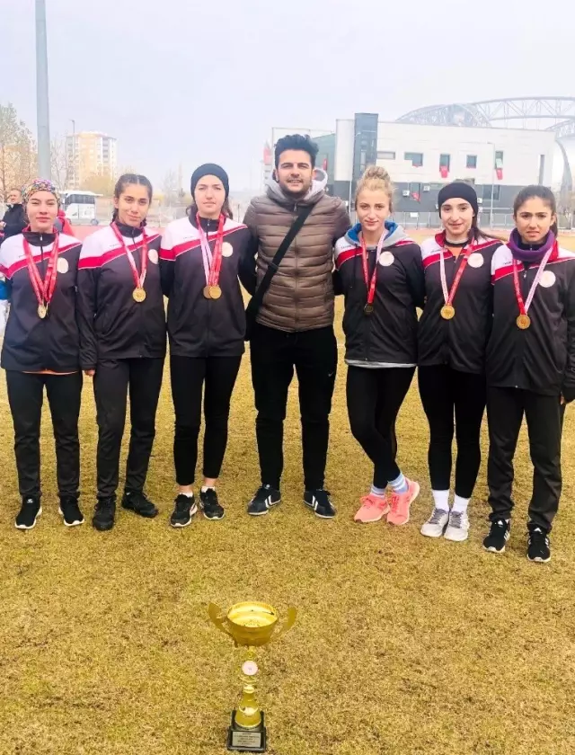 OSB Teknik Koleji atletizmde kupaları topladı OSB Teknik Koleji atletizmde kupaları topladı