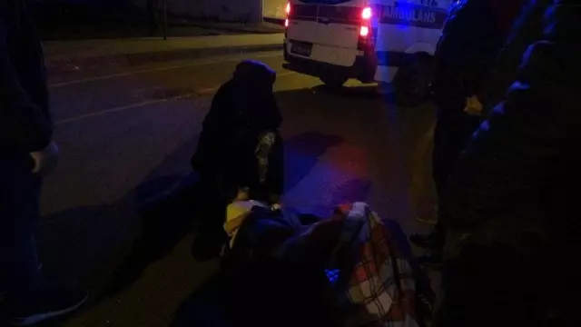 (Özel) Yaralı kadın üşümesin diye üzerine battaniye örtüp ambulansı beklediler