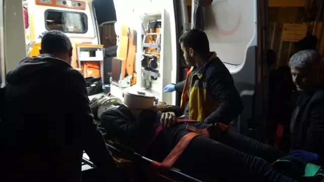 (Özel) Yaralı kadın üşümesin diye üzerine battaniye örtüp ambulansı beklediler (Özel) Yaralı kadın üşümesin diye üzerine battaniye örtüp ambulansı beklediler