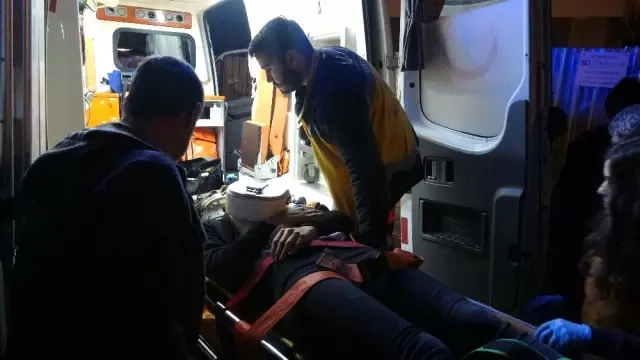 (Özel) Yaralı kadın üşümesin diye üzerine battaniye örtüp ambulansı beklediler (Özel) Yaralı kadın üşümesin diye üzerine battaniye örtüp ambulansı beklediler