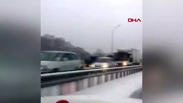 Rusya'da 50 aracın karıştığı zincirleme kazada 6 kişi yaralandı Rusya'da 50 aracın karıştığı zincirleme kazada 6 kişi yaralandı