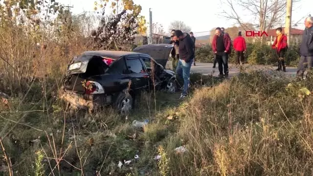 Sakarya kaza yapan otomobilden düşen bayrağı katlayıp, araca koydu