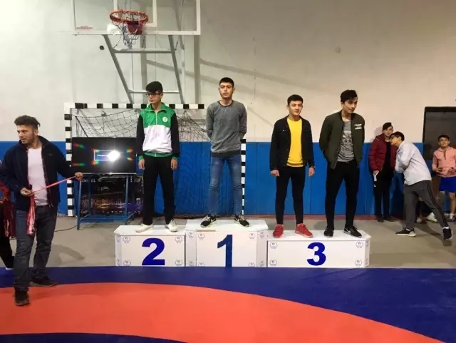 Şaphaneli öğrenciler güreşte rakip tanımıyor Şaphaneli öğrenciler güreşte rakip tanımıyor