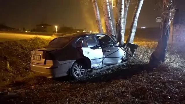 Şarampoldeki ağaca çarpan otomobilin sürücü öldü