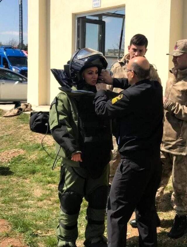 Şehit Astsubay Esme Çevik'in, karanfil dağıttığı görüntüleri ortaya çıktı
