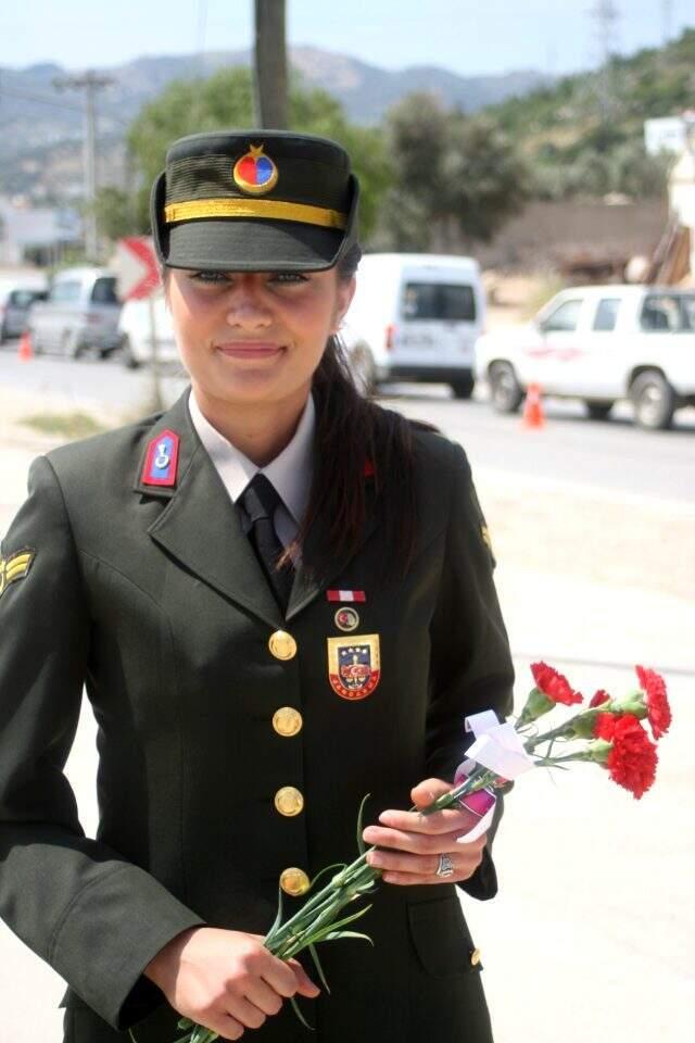 Şehit Astsubay Esme Çevik'in, karanfil dağıttığı görüntüleri ortaya çıktı
