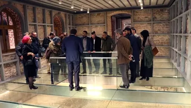 Tarihi binanın restorasyonu sırasında bulunan mozaik koruma altına alındı Tarihi binanın restorasyonu sırasında bulunan mozaik koruma altına alındı