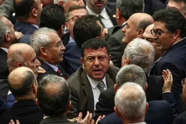 TBMM'de gerginlik TBMM'de gerginlik