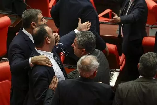 TBMM'de gerginlik TBMM'de gerginlik