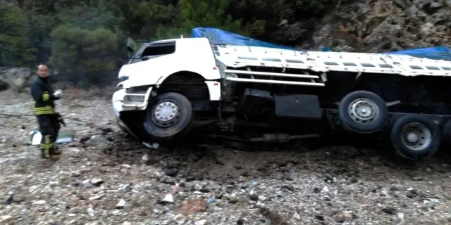 Tır virajı alamayınca yan yattı Tır virajı alamayınca yan yattı