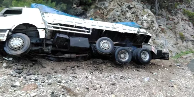 Tır virajı alamayınca yan yattı Tır virajı alamayınca yan yattı