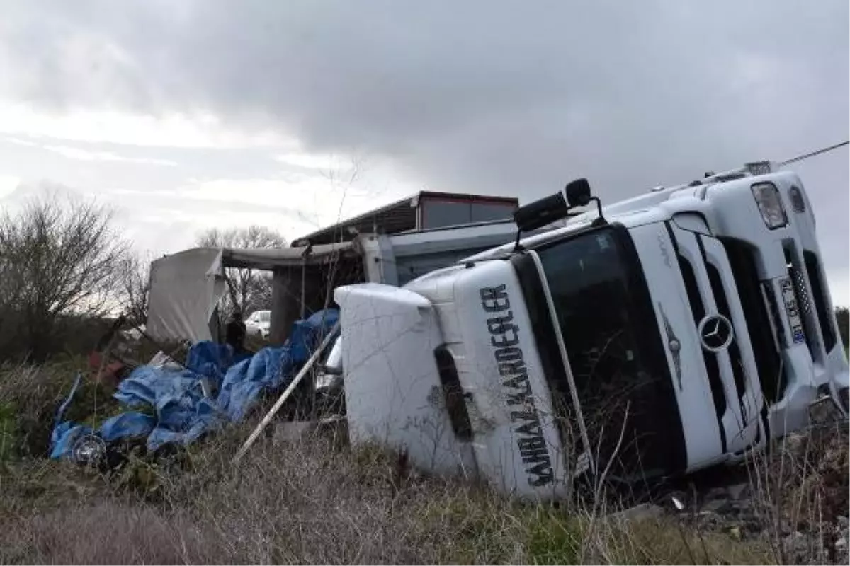 Arnavutköy'de devrilen TIR'ın şoförü: Hayatımı emniyet kemeri kurtardı