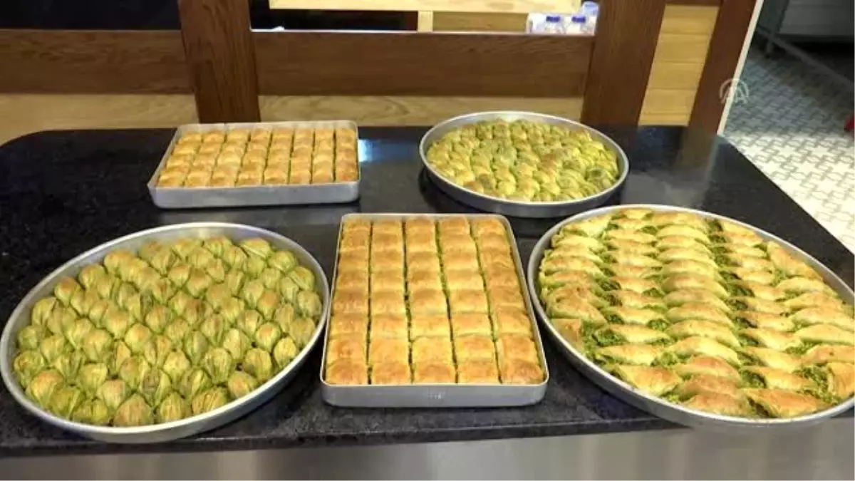 Baklava üreticileri 'fıstık stokçularından' rahatsız
